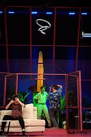 Das Ensemble des Rudolstädter Theaters lässt am Freitag die Mauer noch einmal fallen Bild: Das Ensemble des Rudolstädter Theaters lässt am Freitag die Mauer noch einmal fallen
