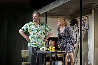 Das Ensemble des Rudolstädter Theaters lässt am Freitag die Mauer noch einmal fallen Bild: Das Ensemble des Rudolstädter Theaters lässt am Freitag die Mauer noch einmal fallen