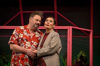 Das Ensemble des Rudolstädter Theaters lässt am Freitag die Mauer noch einmal fallen Bild: Das Ensemble des Rudolstädter Theaters lässt am Freitag die Mauer noch einmal fallen