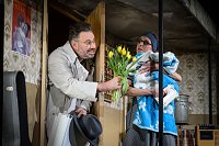 Das Ensemble des Rudolstädter Theaters lässt am Freitag die Mauer noch einmal fallen Bild: Das Ensemble des Rudolstädter Theaters lässt am Freitag die Mauer noch einmal fallen