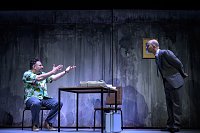 Das Ensemble des Rudolstädter Theaters lässt am Freitag die Mauer noch einmal fallen Bild: Das Ensemble des Rudolstädter Theaters lässt am Freitag die Mauer noch einmal fallen