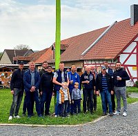Bild: In Wolkramshausen durfte man heute endlich wieder einen Maibaum setzen