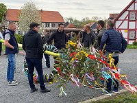 Bild: In Wolkramshausen durfte man heute endlich wieder einen Maibaum setzen