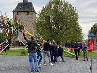Bild: In Wolkramshausen durfte man heute endlich wieder einen Maibaum setzen