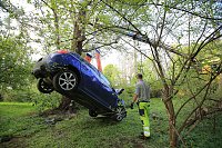 Bild: Das Unfallauto wird geborgen