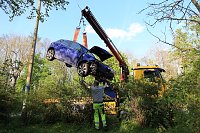 Bild: Das Unfallauto wird geborgen