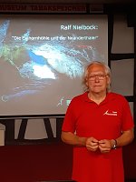 Wie lebten die Neanderthaler in der Einhornhöhle? - Rund 30 Gäste lauschten den Ausführungen von Dr. Nielbock Bild: Wie lebten die Neanderthaler in der Einhornhöhle? - Rund 30 Gäste lauschten den Ausführungen von Dr. Nielbock