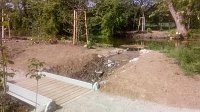 Eingerichtet wurde ein Überlauf. Bei hoher Wasserführung wird Wasser aus der Salza in eine Mulde geleitet. Um ein dauerhaftes Refugium für Amphibien zu schaffen, bedarf es einer regelmäßigen dosierten Wassereinführung. Bild: Eingerichtet wurde ein Überlauf. Bei hoher Wasserführung wird Wasser aus der Salza in eine Mulde geleitet. Um ein dauerhaftes Refugium für Amphibien zu schaffen, bedarf es einer regelmäßigen dosierten Wassereinführung.