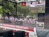 Bild: Die Eleven des Tanzstudios Radeva beim Weinfest am Rathaus 