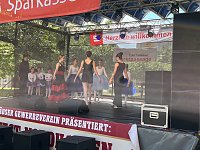 Bild: Die Eleven des Tanzstudios Radeva beim Weinfest am Rathaus 