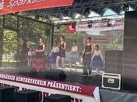 Bild: Die Eleven des Tanzstudios Radeva beim Weinfest am Rathaus 