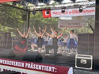 Bild: Die Eleven des Tanzstudios Radeva beim Weinfest am Rathaus 