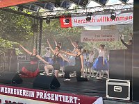 Bild: Die Eleven des Tanzstudios Radeva beim Weinfest am Rathaus 