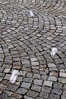 Bild: M&uuml;ll an der Haltestelle Marktplatz
