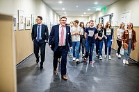 US General Konsul Ken Toko zu Gast am Humboldt-Gymnasium Bild: US General Konsul Ken Toko zu Gast am Humboldt-Gymnasium