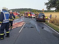 Bild: Drei Verletzte und ein ausgebranntes Fahrzeug - das ist die Bilanz nach einem Unfall bei Gro&szlig;lohra