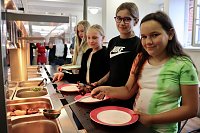 Gut genährt lernt es sich besser - am Herder-Gymnasium freut man sich über die neue Schulküche Bild: Gut genährt lernt es sich besser - am Herder-Gymnasium freut man sich über die neue Schulküche