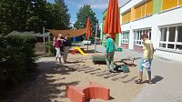 Bild: Auf dem Balancierpfad testeten einstige Betreuerinnen ihre Geschicklichkeit.
