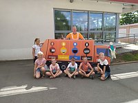 Zur Ferienfreizeit an der Grundschule Niedersalza waren die Abfallexperten des Landkreises zu Gast Bild: Zur Ferienfreizeit an der Grundschule Niedersalza waren die Abfallexperten des Landkreises zu Gast