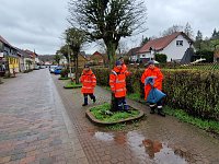 Bild: Die Neust&auml;dter Jugendfeuerwehr beim Fr&uuml;hjahrsputz