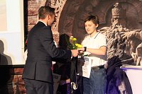 Bild: Kyffh&auml;user Sportlergala 2020/2022 - Ren&eacute; Leipnitz (Vorstandsvorsitzender der Kyffh&auml;user Sparkasse) ehrt Selma Hesse vom SV Gl&uuml;ckauf Sondershausen f&uuml;r ihre Leistungen im Hochsprung