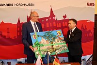 Bild: Freundschaftliche Feierlichkeiten im Landratsamt