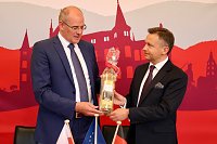 Bild: Freundschaftliche Feierlichkeiten im Landratsamt