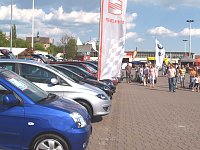 Bild: Menschen und Autos