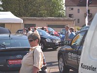 Bild: Menschen und Autos