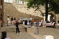 "Der Völkermord geht weiter" - auf dem Rathausplatz kam heute die jesidische Gemeinschaft zusammen um an das Schicksal ihrer Glaubensgemeinschaft zu erinnern Bild: "Der Völkermord geht weiter" - auf dem Rathausplatz kam heute die jesidische Gemeinschaft zusammen um an das Schicksal ihrer Glaubensgemeinschaft zu erinnern