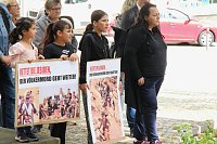 "Der Völkermord geht weiter" - auf dem Rathausplatz kam heute die jesidische Gemeinschaft zusammen um an das Schicksal ihrer Glaubensgemeinschaft zu erinnern Bild: "Der Völkermord geht weiter" - auf dem Rathausplatz kam heute die jesidische Gemeinschaft zusammen um an das Schicksal ihrer Glaubensgemeinschaft zu erinnern