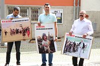 "Der Völkermord geht weiter" - auf dem Rathausplatz kam heute die jesidische Gemeinschaft zusammen um an das Schicksal ihrer Glaubensgemeinschaft zu erinnern Bild: "Der Völkermord geht weiter" - auf dem Rathausplatz kam heute die jesidische Gemeinschaft zusammen um an das Schicksal ihrer Glaubensgemeinschaft zu erinnern