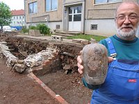 Udo Schmidt mit einer Flasche aus den 1950-er Jahren Bild: Udo Schmidt mit einer Flasche aus den 1950-er Jahren