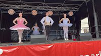 Bild: Die Eleven der Tanzschule Radeva in Aktion