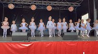 Bild: Die Eleven der Tanzschule Radeva in Aktion