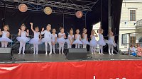 Bild: Die Eleven der Tanzschule Radeva in Aktion