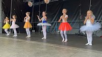 Bild: Die Eleven der Tanzschule Radeva in Aktion
