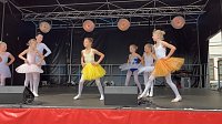 Bild: Die Eleven der Tanzschule Radeva in Aktion