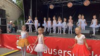 Bild: Die Eleven der Tanzschule Radeva in Aktion