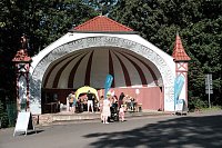 Bild: Peter Blei unterwegs auf dem Theaterfest