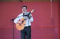 Bild: Peter Blei unterwegs auf dem Theaterfest