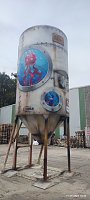 Bild: Projektteilnehner mit ihren Entw&uuml;rfen vor den einger&uuml;steten Silos