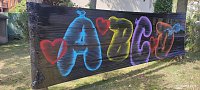 Bild: Projektteilnehner mit ihren Entw&uuml;rfen vor den einger&uuml;steten Silos