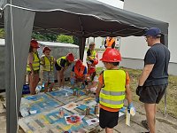 Bild: Projektteilnehner mit ihren Entw&uuml;rfen vor den einger&uuml;steten Silos