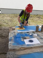 Bild: Projektteilnehner mit ihren Entw&uuml;rfen vor den einger&uuml;steten Silos