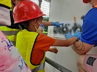 Bild: Projektteilnehner mit ihren Entw&uuml;rfen vor den einger&uuml;steten Silos