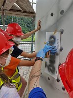 Bild: Projektteilnehner mit ihren Entw&uuml;rfen vor den einger&uuml;steten Silos