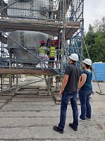 Bild: Projektteilnehner mit ihren Entw&uuml;rfen vor den einger&uuml;steten Silos