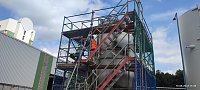 Bild: Projektteilnehner mit ihren Entw&uuml;rfen vor den einger&uuml;steten Silos