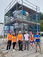 Bild: Projektteilnehner mit ihren Entw&uuml;rfen vor den einger&uuml;steten Silos